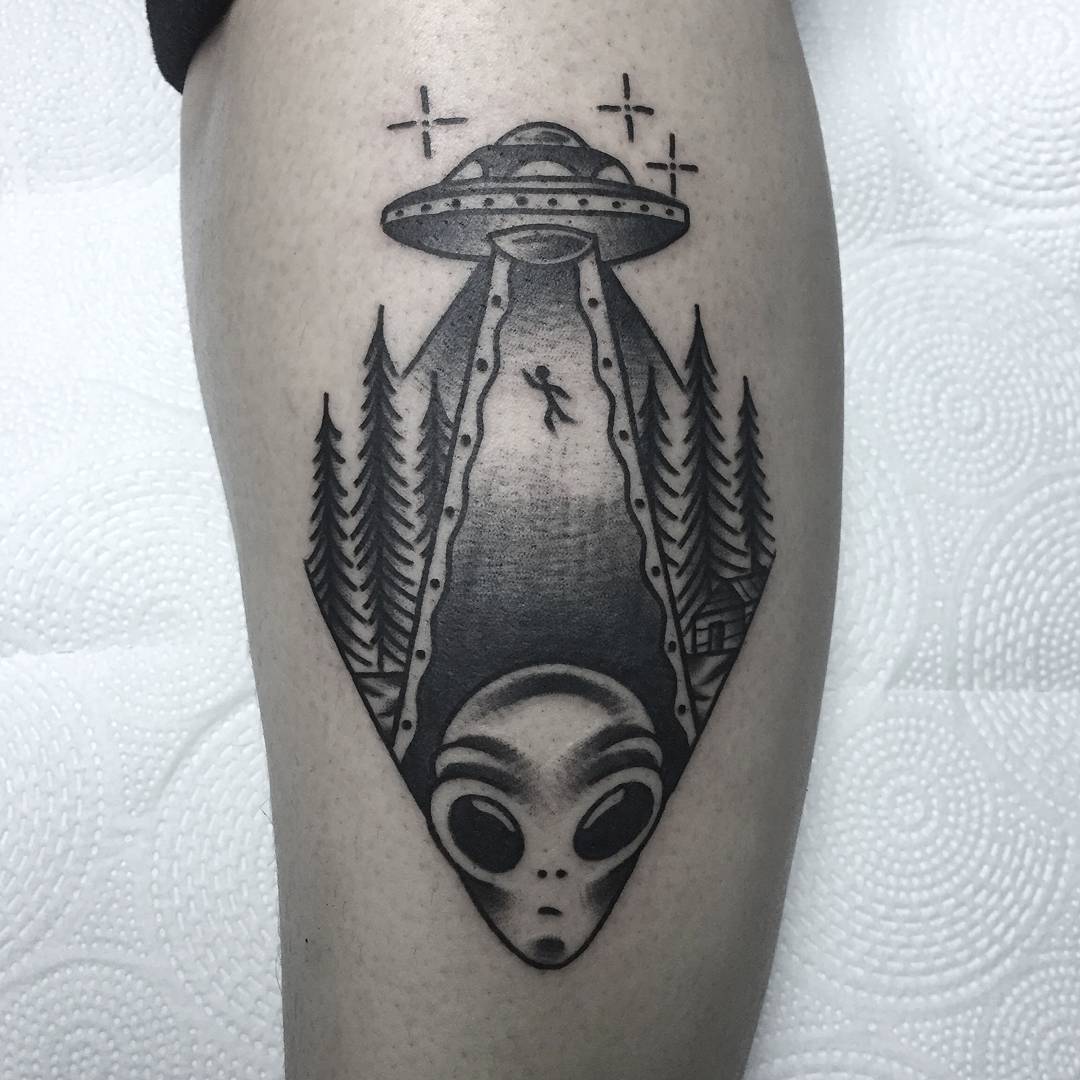 邢先生小腿外星飞船纹身图案