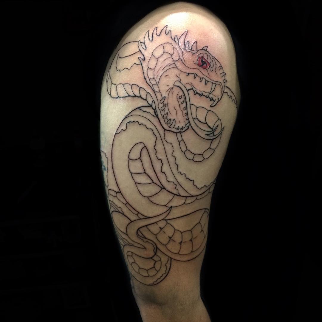 做培训老师的吕先生大臂蛇纹身图案