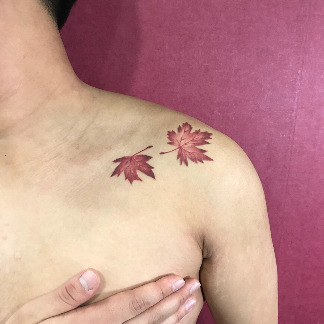 搞建材的终小姐肩胛枫叶纹身图案