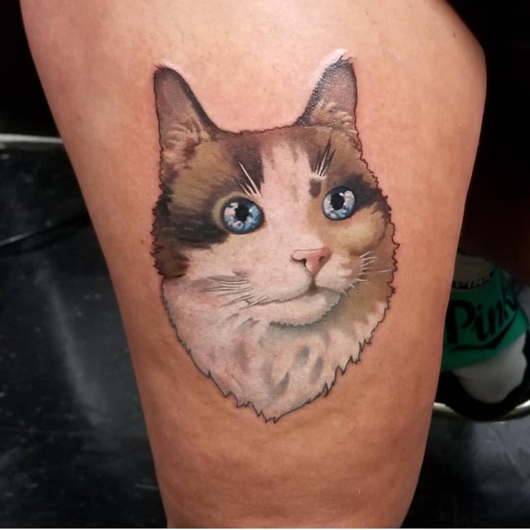 大腿彩色猫咪肖像纹身图案