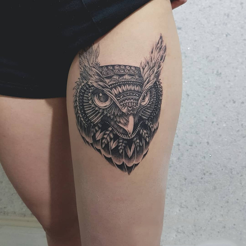 大腿黑灰梵花猫头鹰纹身图案