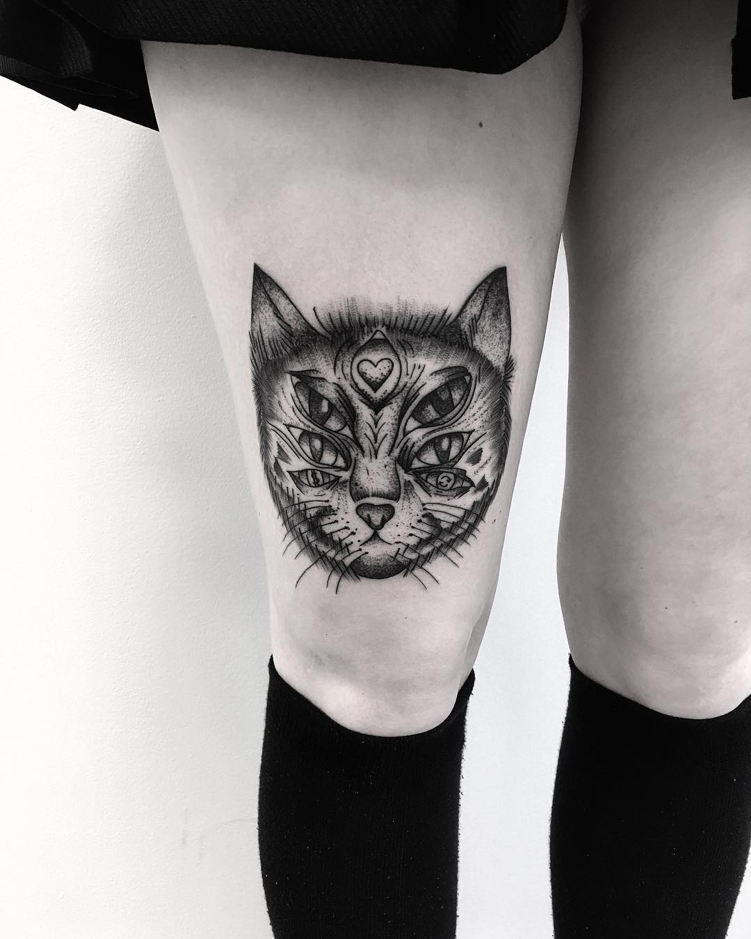 大腿黑灰猫咪纹身图案